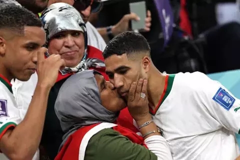 أشرف حكيمي.. من "خطأ" إسبانيا التاريخي إلى عرش أفريقيا مع المغرب